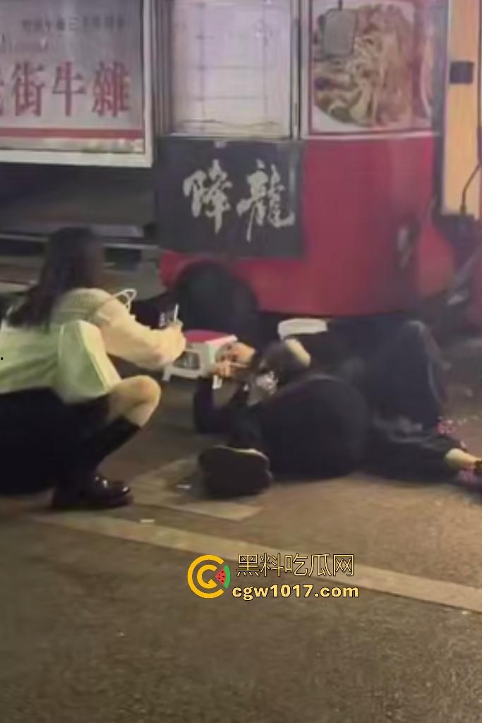 湖南大学城章鱼小丸子事件,两女子因出餐慢怒砸摊位,推倒七旬奶奶致脑梗,摊主儿子哭诉怒喷“泼妇蛮横”!