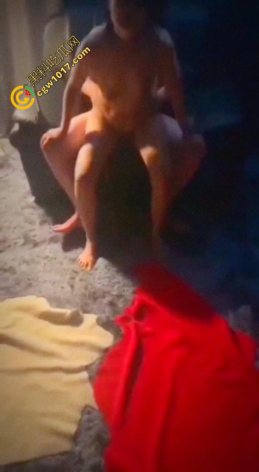 绿奴献妻跟俩东北大汉群P调教!骚母狗自己骑乘全自动榨精!全程女的都用东北话淫叫,虽然有些出戏但更刺激!