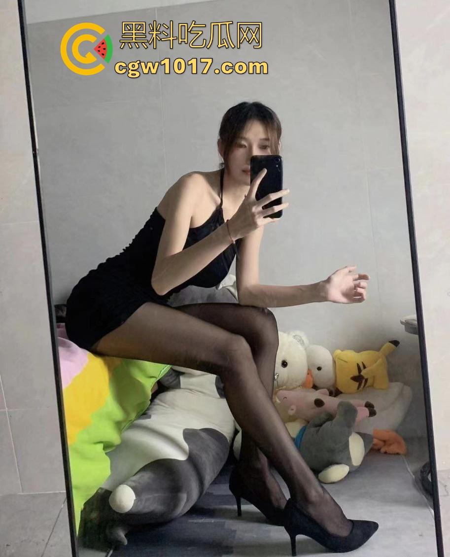 看似高颜值身材好,但实际上懂得都懂,私下反差淫荡的一批,各种骑乘花式抽插,这种类型的嗦鸡巴老狠了!