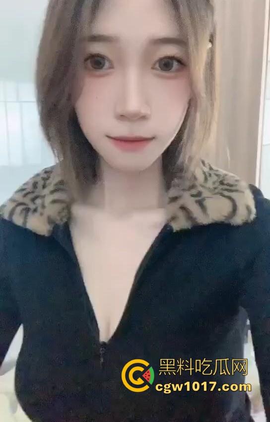 看似高颜值身材好，但实际上懂得都懂，私下反差淫荡的一批，各种骑乘花式抽插，这种类型的嗦鸡巴老狠了！