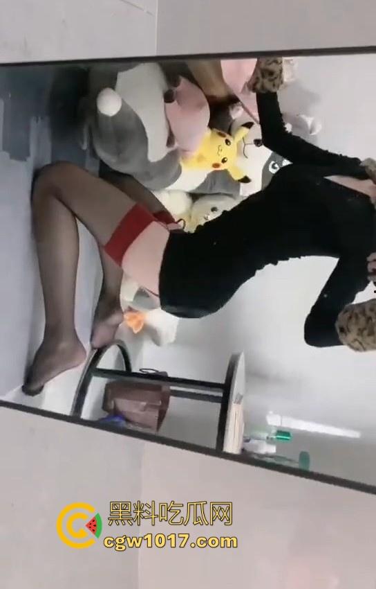 看似高颜值身材好，但实际上懂得都懂，私下反差淫荡的一批，各种骑乘花式抽插，这种类型的嗦鸡巴老狠了！