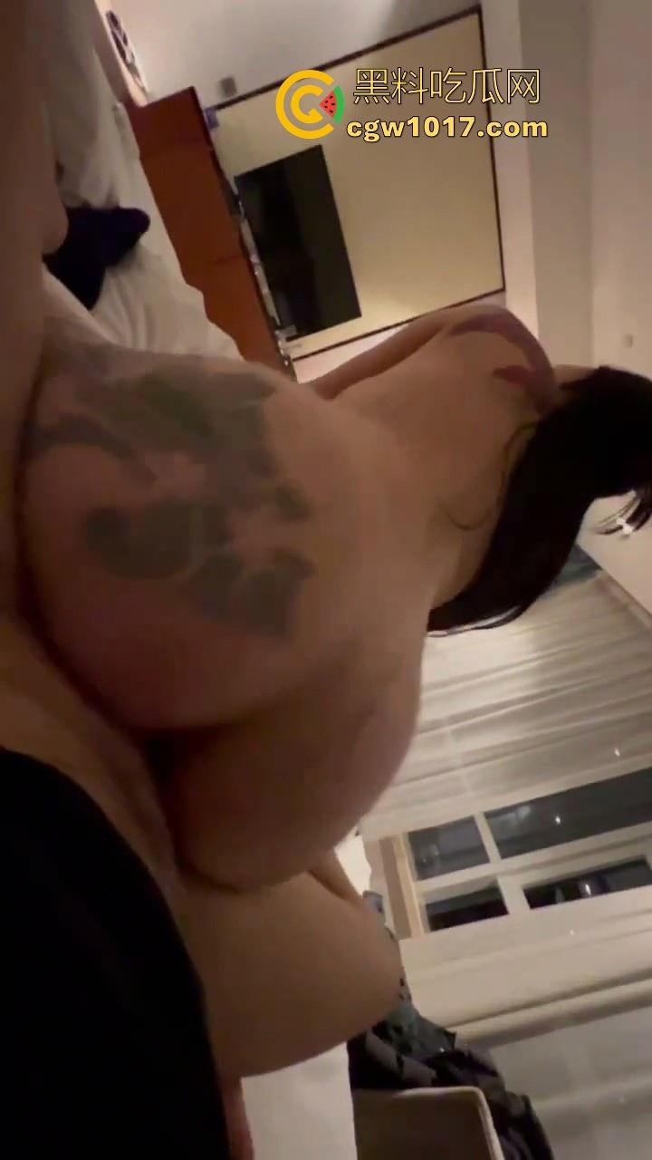 又是羡慕精神小伙的一天!酒店大战满背符骚逼,超爽两男一女3P,这花屁股纹身看着很带感,操起来也很爽呀!