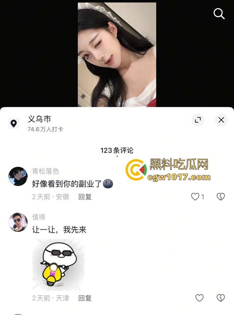 抖音高颜值网红【小棉】网络上人设甜美少女，副业拍定制自慰视频，手指深扣粉嫩骚穴，昔日甜妹化身淫荡尤物！