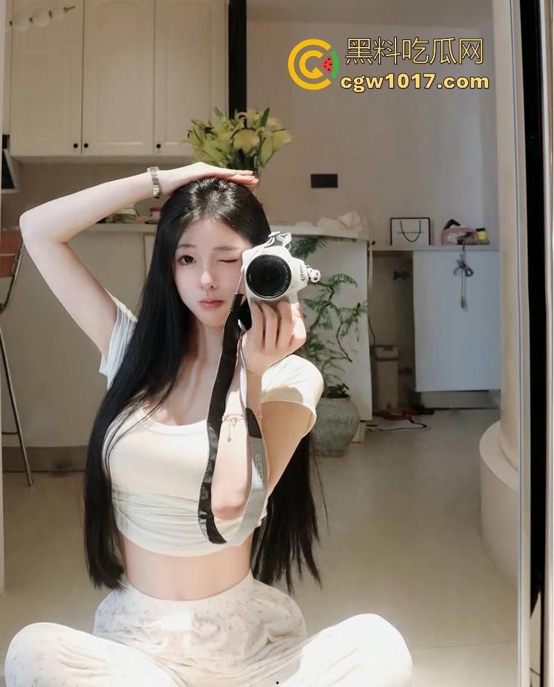 抖音高颜值网红【小棉】网络上人设甜美少女，副业拍定制自慰视频，手指深扣粉嫩骚穴，昔日甜妹化身淫荡尤物！