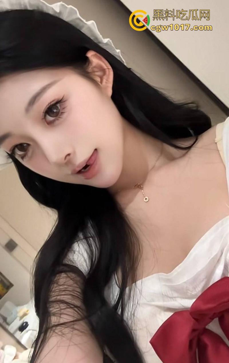 抖音高颜值网红【小棉】网络上人设甜美少女，副业拍定制自慰视频，手指深扣粉嫩骚穴，昔日甜妹化身淫荡尤物！