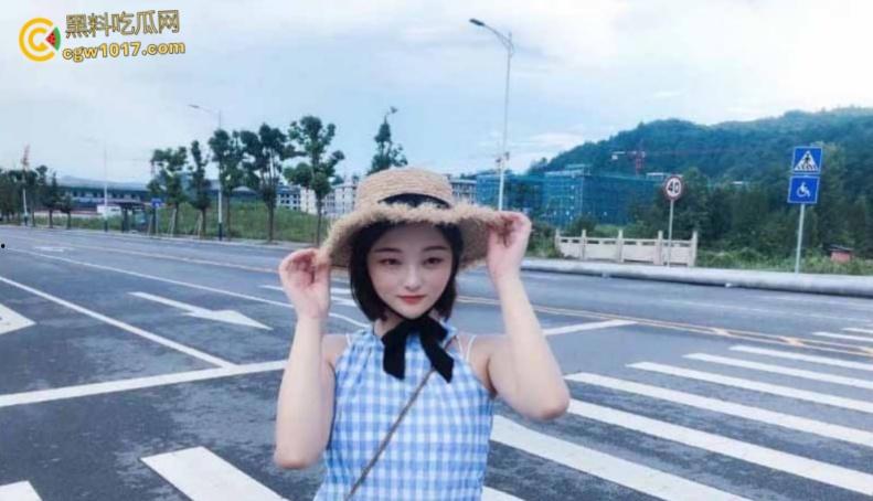 海南大学学妹【赵静怡】，被金主包养视频流出，穿着连体黑丝被金主按住头操嘴，极品翘臀后入打桩猛草 ！