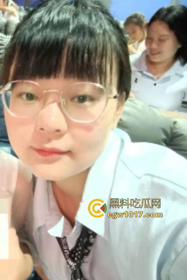 公务员眼镜人妻【谭胜男】,在家和老公研究新姿势,射精全吞一滴不剩每次都换丝袜玩,眼镜女就是这么反差!