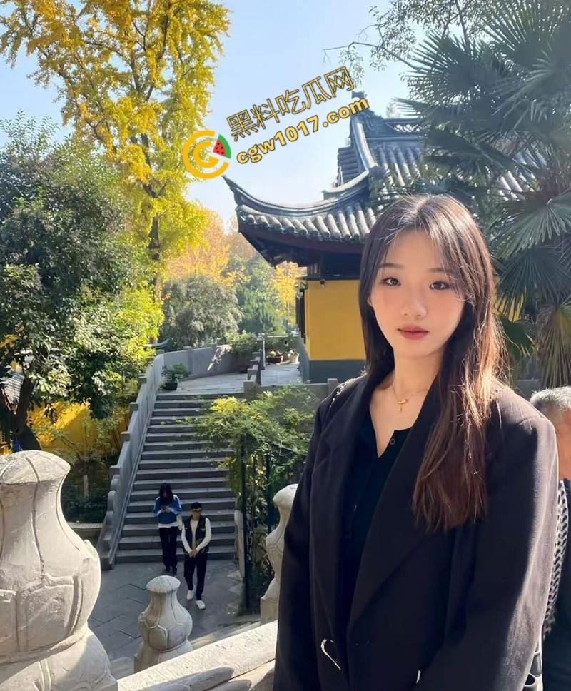 陕西校园女神【杨子诺】被包养视频流出:酒店内跪地献咽,丝袜撕烂,狂野激情,彻底堕落为欲望玩物!