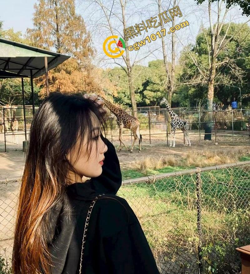 陕西校园女神【杨子诺】被包养视频流出:酒店内跪地献咽,丝袜撕烂,狂野激情,彻底堕落为欲望玩物!