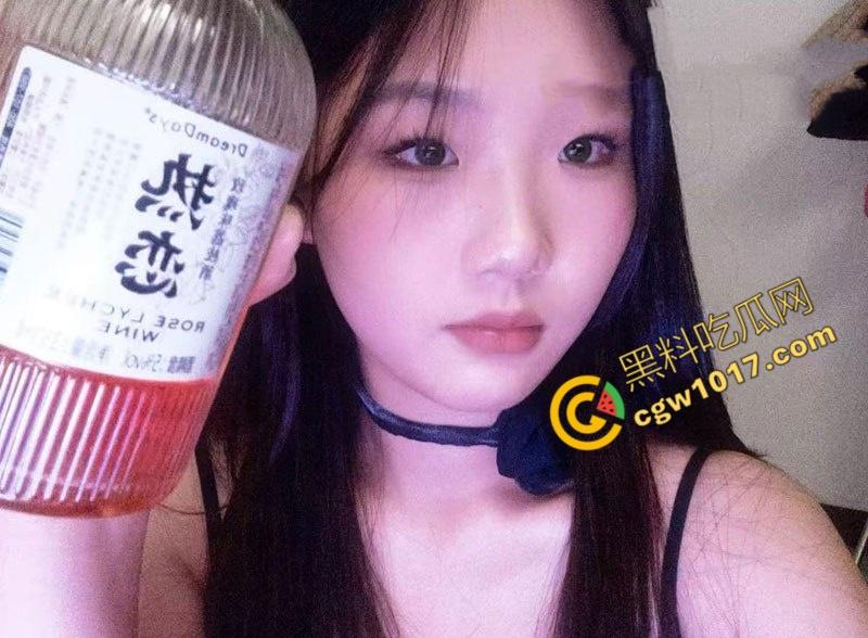 陕西校园女神【杨子诺】被包养视频流出:酒店内跪地献咽,丝袜撕烂,狂野激情,彻底堕落为欲望玩物!