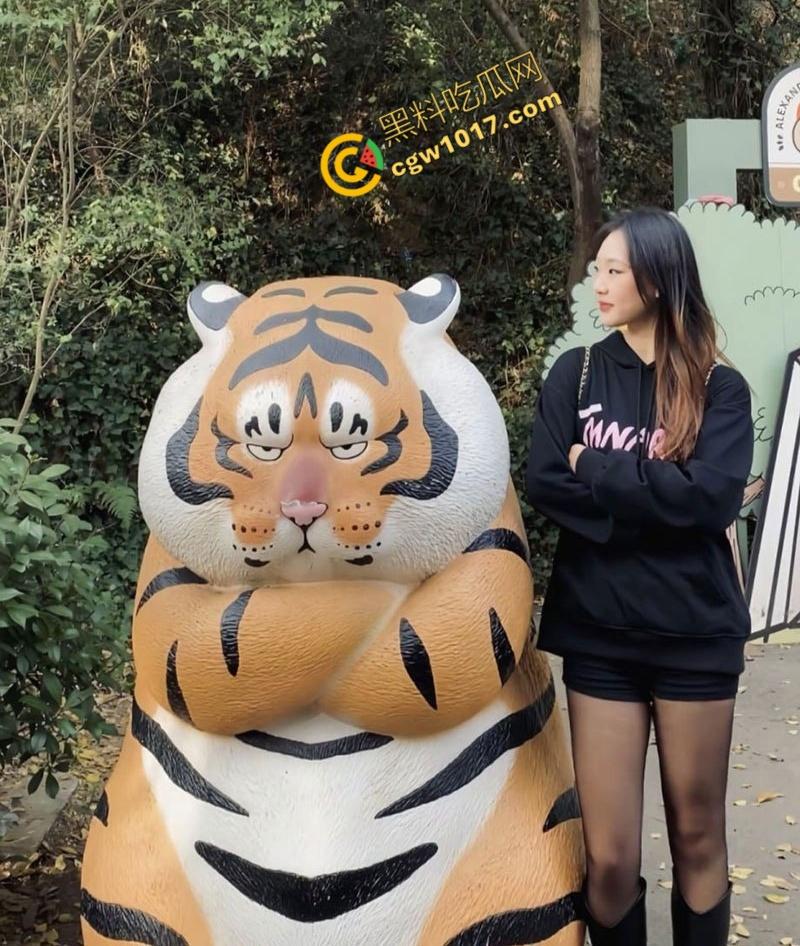 陕西校园女神【杨子诺】被包养视频流出:酒店内跪地献咽,丝袜撕烂,狂野激情,彻底堕落为欲望玩物!