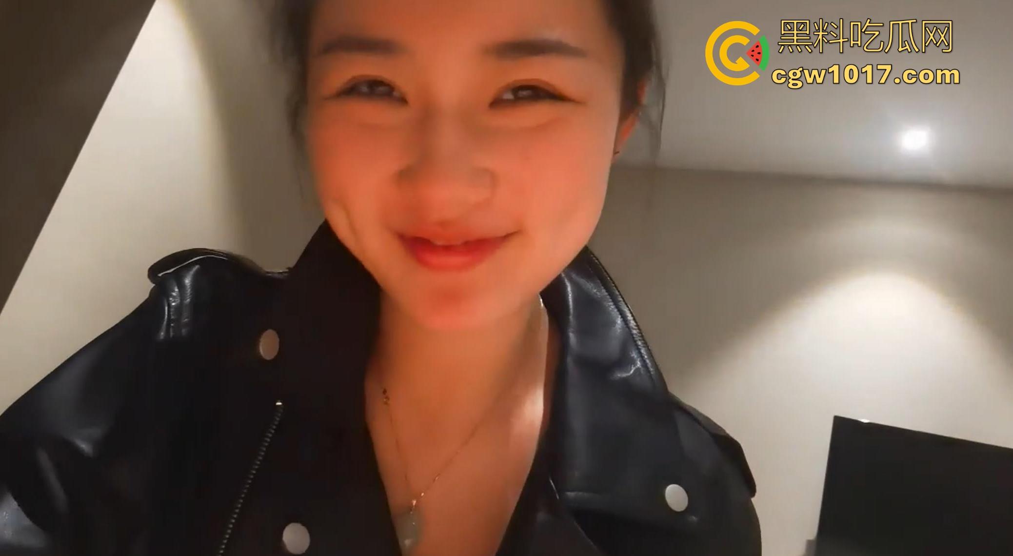 湘潭大学清纯学妹【陈怡婷】跟男友露脸性爱视频曝光,主动跪下深喉口爆,骑乘扭腰粉嫩骚穴一碰就流水!