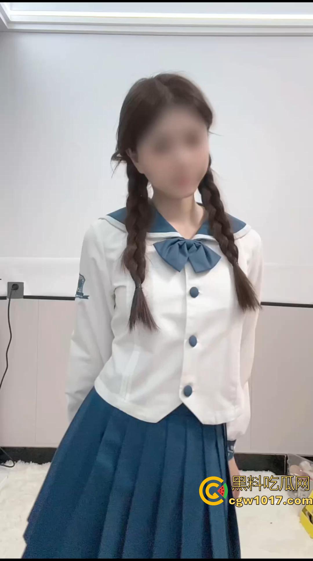 推特小乔付费解锁的双版本炸裂钱来舞！JK制服＋全裸，粉嫩小穴在稀疏逼毛的点缀下直接让人鸡儿硬到爆炸！