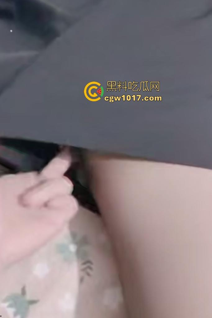 海角极品后妈主动找儿子,老爸隔壁酒醉打呼噜,后妈穿黑丝潜入儿子房主动足交,太久没射的儿子内射拔出还在喷!