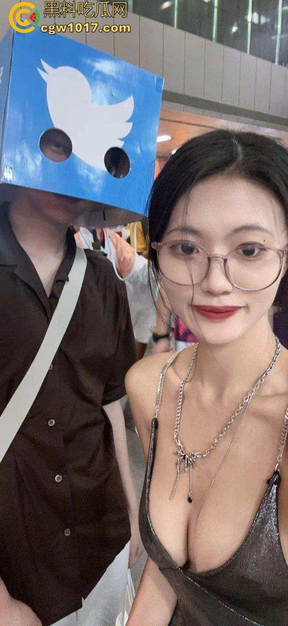 百万粉丝的【strangewomandcl】人妻反差婊彻底社死!付费群露脸被操到喷水,精液从逼里流一地!