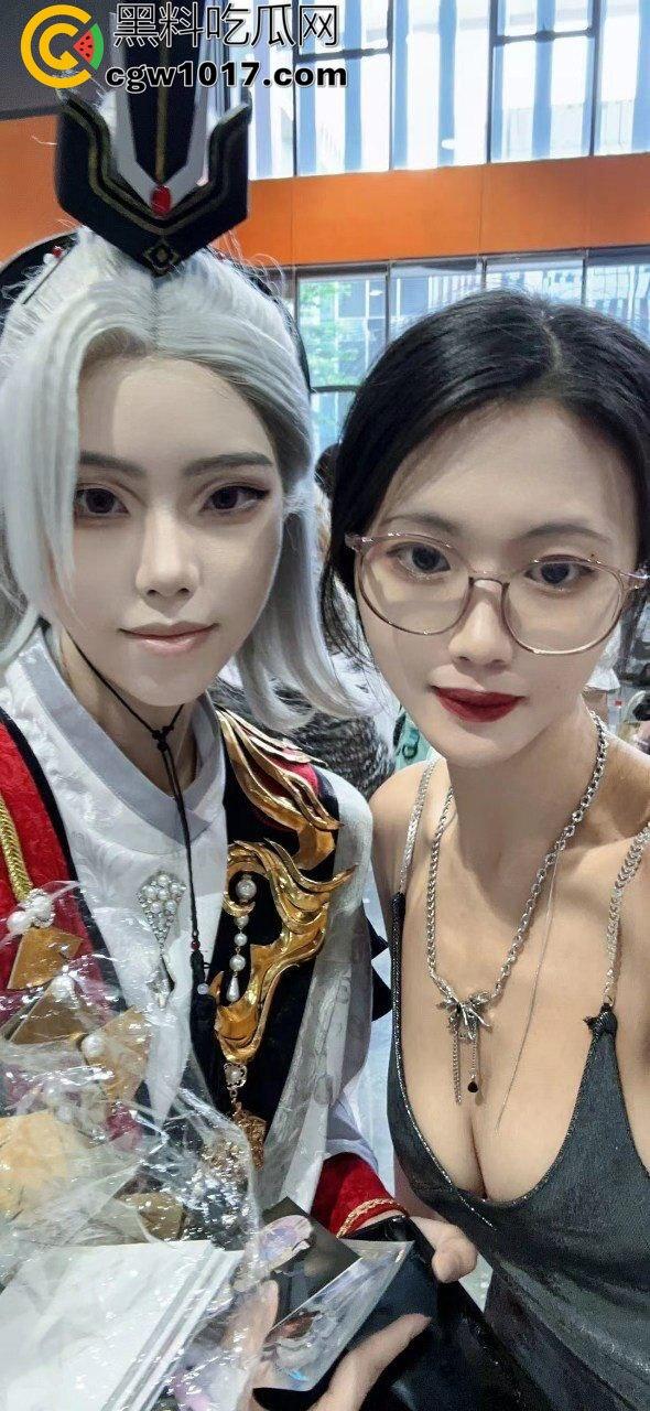 百万粉丝的【strangewomandcl】人妻反差婊彻底社死!付费群露脸被操到喷水,精液从逼里流一地!