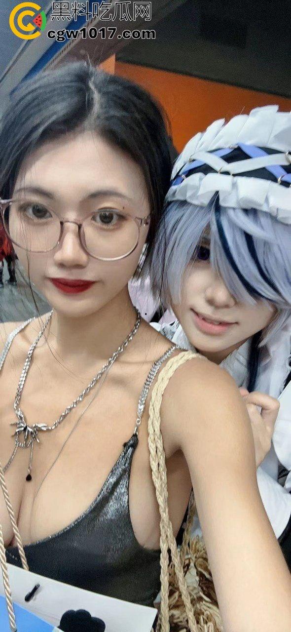 百万粉丝的【strangewomandcl】人妻反差婊彻底社死!付费群露脸被操到喷水,精液从逼里流一地!