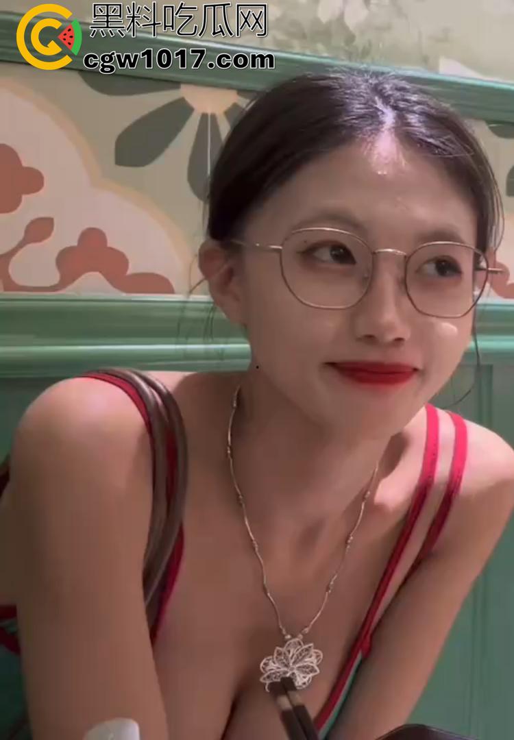 百万粉丝的【strangewomandcl】人妻反差婊彻底社死!付费群露脸被操到喷水,精液从逼里流一地!