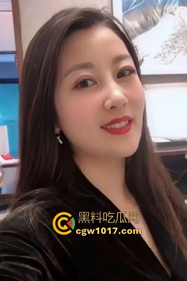 淫荡嫂子喊我过去帮她疏通下水道，傻傻的拿着工具过去准备维修，没想到是嫂子的下水道堵的要疏通！