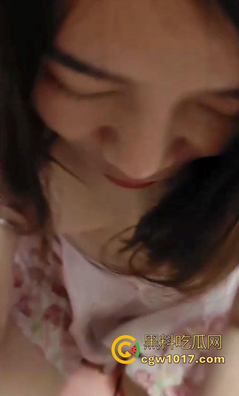 淫荡嫂子喊我过去帮她疏通下水道,傻傻的拿着工具过去准备维修,没想到是嫂子的下水道堵的要疏通!