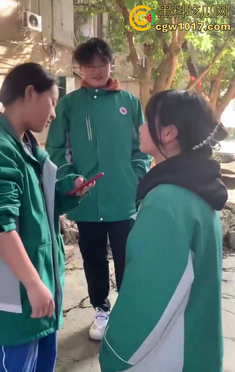 阆中中学女生霸凌事件 高中妹被接连扇大耳光 满脸红掌印却依旧不闪不避 硬气的一逼！男同学围观全程不阻止反而笑嘻嘻！