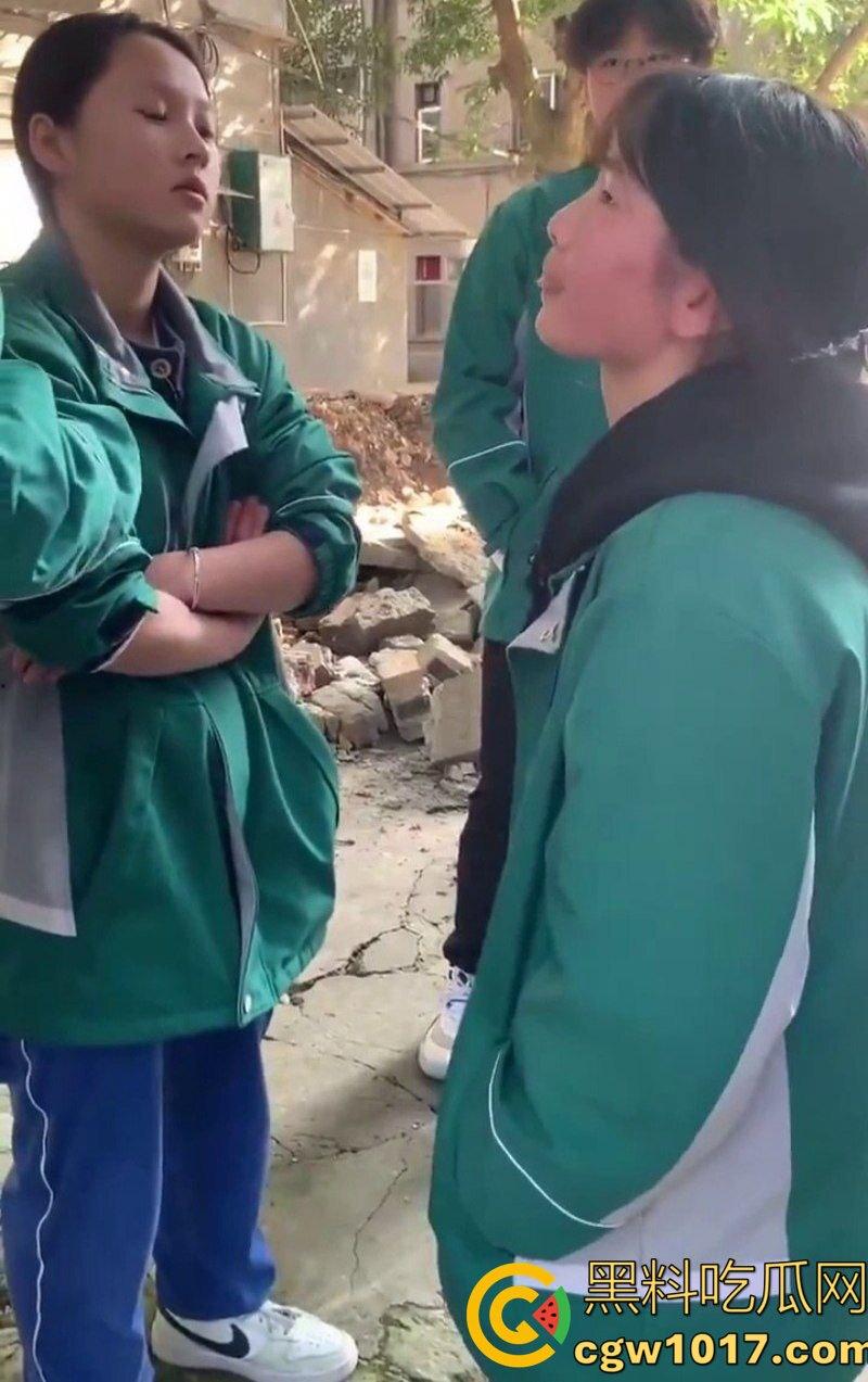 阆中中学女生霸凌事件 高中妹被接连扇大耳光 满脸红掌印却依旧不闪不避 硬气的一逼！男同学围观全程不阻止反而笑嘻嘻！