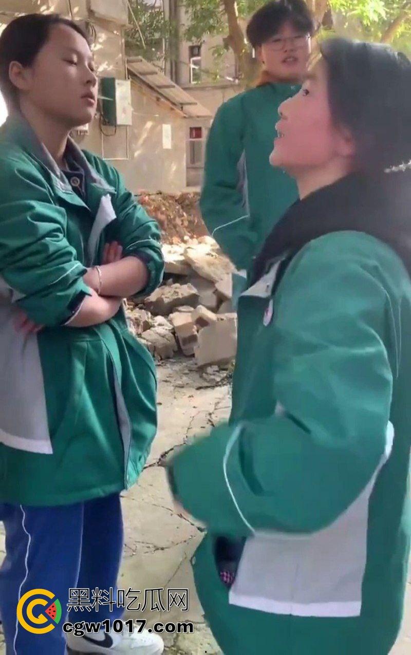 阆中中学女生霸凌事件 高中妹被接连扇大耳光 满脸红掌印却依旧不闪不避 硬气的一逼！男同学围观全程不阻止反而笑嘻嘻！