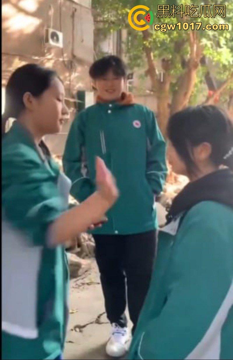 阆中中学女生霸凌事件 高中妹被接连扇大耳光 满脸红掌印却依旧不闪不避 硬气的一逼！男同学围观全程不阻止反而笑嘻嘻！