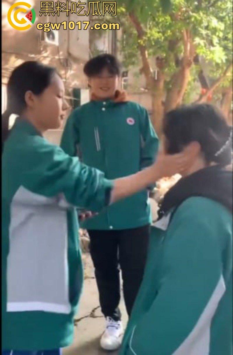 阆中中学女生霸凌事件 高中妹被接连扇大耳光 满脸红掌印却依旧不闪不避 硬气的一逼！男同学围观全程不阻止反而笑嘻嘻！