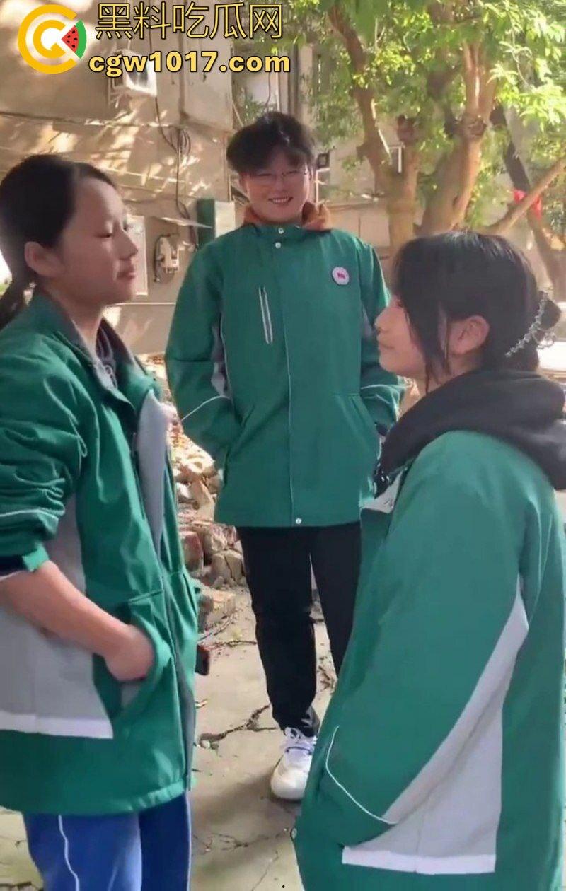 阆中中学女生霸凌事件 高中妹被接连扇大耳光 满脸红掌印却依旧不闪不避 硬气的一逼!男同学围观全程不阻止反而笑嘻嘻!