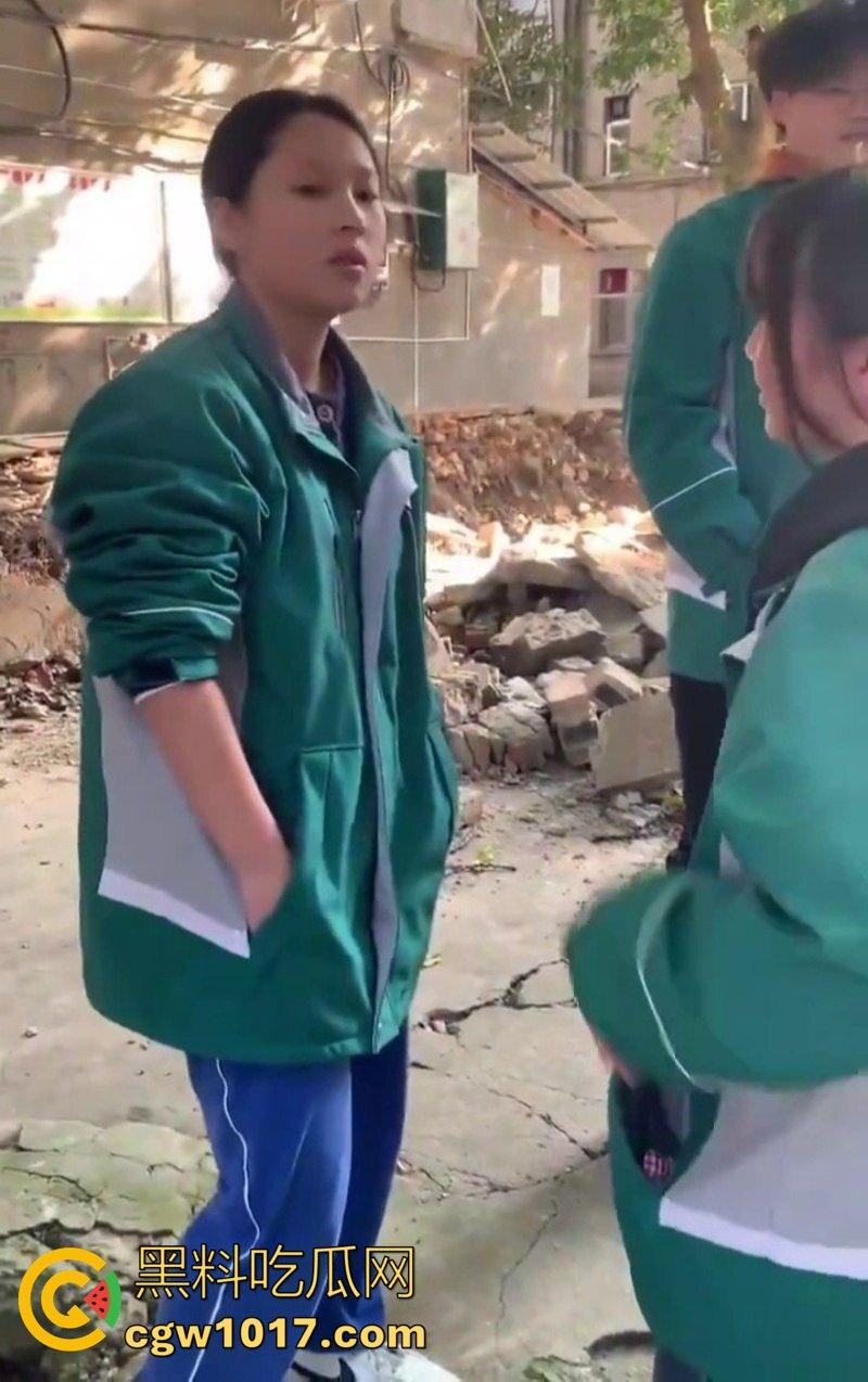 阆中中学女生霸凌事件 高中妹被接连扇大耳光 满脸红掌印却依旧不闪不避 硬气的一逼!男同学围观全程不阻止反而笑嘻嘻!
