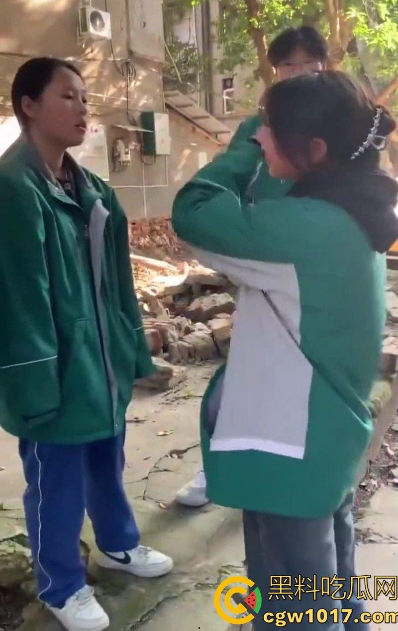 阆中中学女生霸凌事件 高中妹被接连扇大耳光 满脸红掌印却依旧不闪不避 硬气的一逼!男同学围观全程不阻止反而笑嘻嘻!