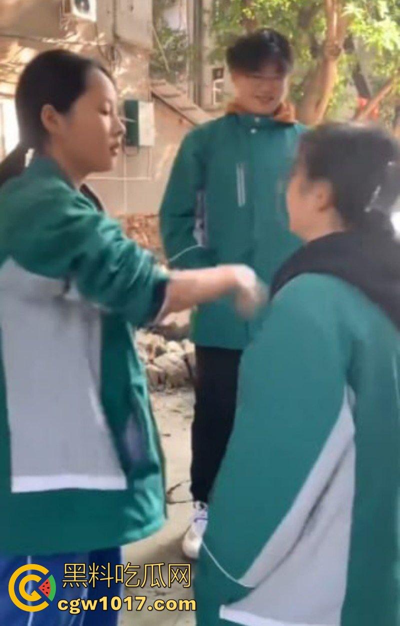 阆中中学女生霸凌事件 高中妹被接连扇大耳光 满脸红掌印却依旧不闪不避 硬气的一逼!男同学围观全程不阻止反而笑嘻嘻!