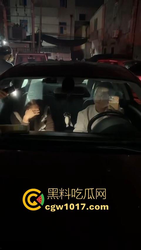 广东省潮州饶平捉奸现场!深夜操完送别人的老婆回家被逮,绿帽老公在车外拿手电一直拍,骚逼还好意思捂脸!