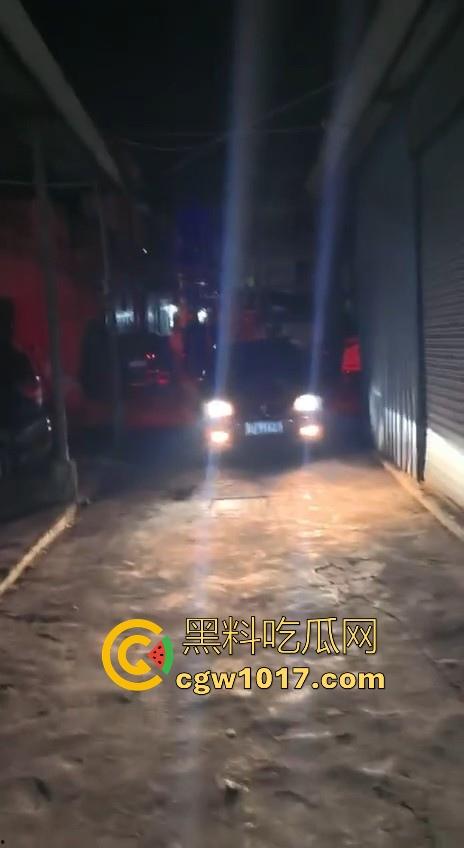 广东省潮州饶平捉奸现场!深夜操完送别人的老婆回家被逮,绿帽老公在车外拿手电一直拍,骚逼还好意思捂脸!