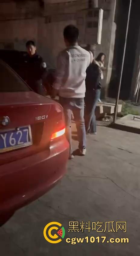 广东省潮州饶平捉奸现场!深夜操完送别人的老婆回家被逮,绿帽老公在车外拿手电一直拍,骚逼还好意思捂脸!