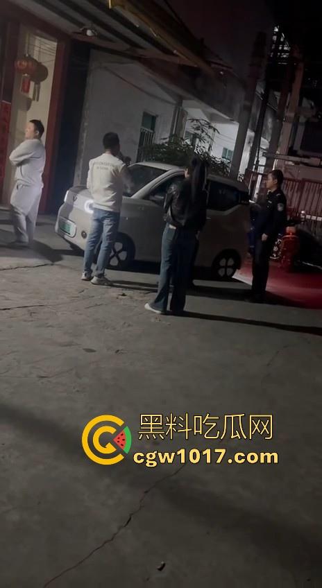 广东省潮州饶平捉奸现场!深夜操完送别人的老婆回家被逮,绿帽老公在车外拿手电一直拍,骚逼还好意思捂脸!