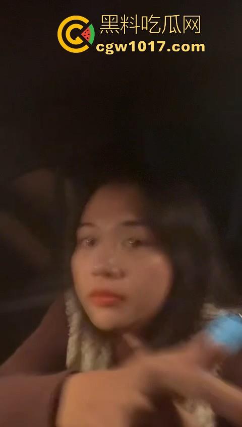 广东省潮州饶平捉奸现场!深夜操完送别人的老婆回家被逮,绿帽老公在车外拿手电一直拍,骚逼还好意思捂脸!