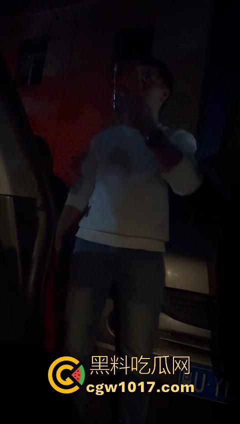 广东省潮州饶平捉奸现场!深夜操完送别人的老婆回家被逮,绿帽老公在车外拿手电一直拍,骚逼还好意思捂脸!