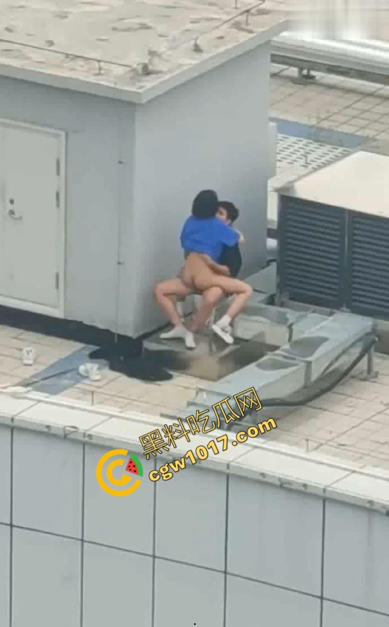 2025最疯户外野战!女主身材火辣,天台、树梢、电梯激战,猛浪与尴尬交织,各种场景爆操无极限!