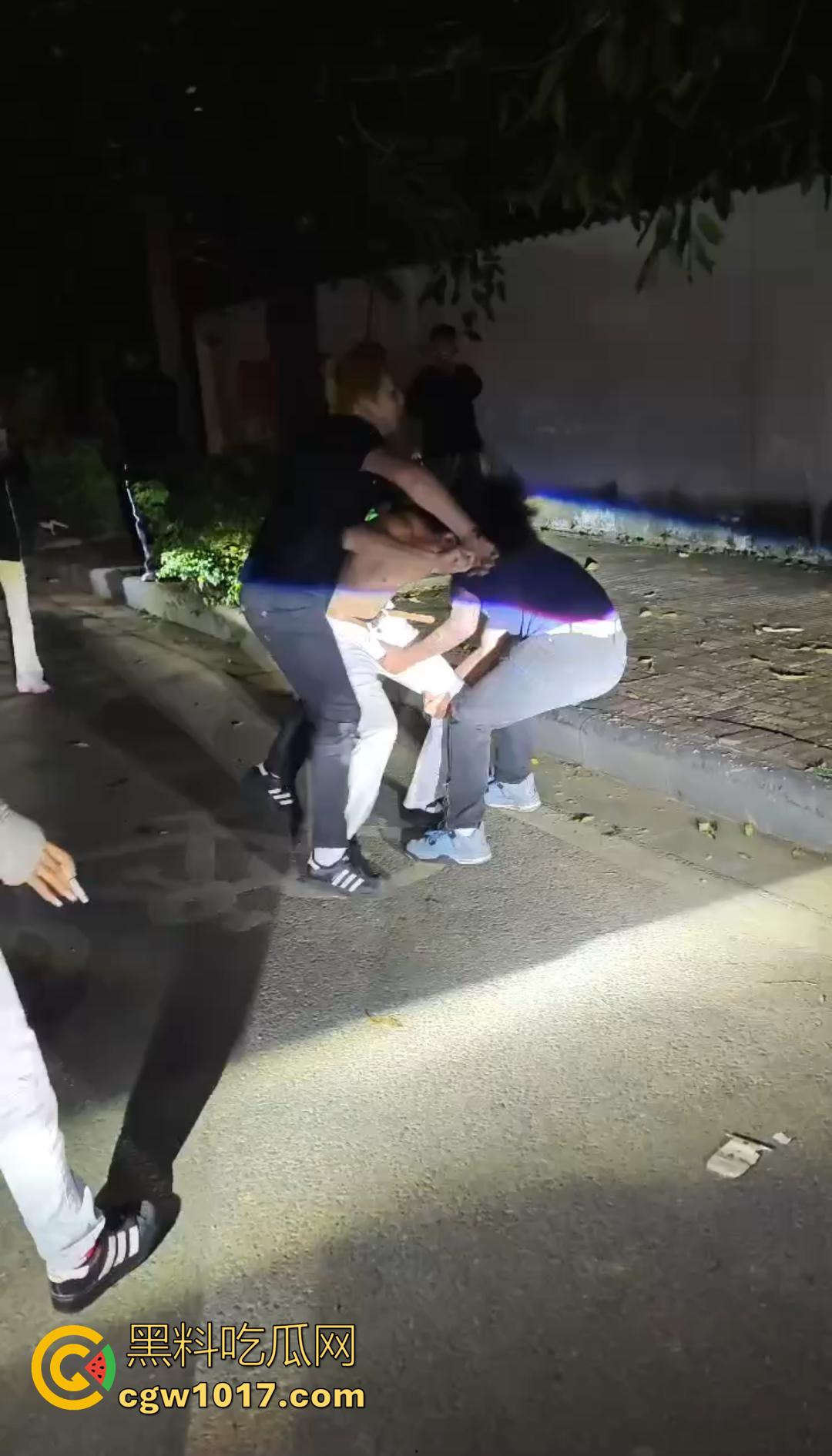 广西桂林C罗事件完整版 精神小伙为爱冲锋 与情敌约群架1v4 只为争夺交配权 现场视频流出!