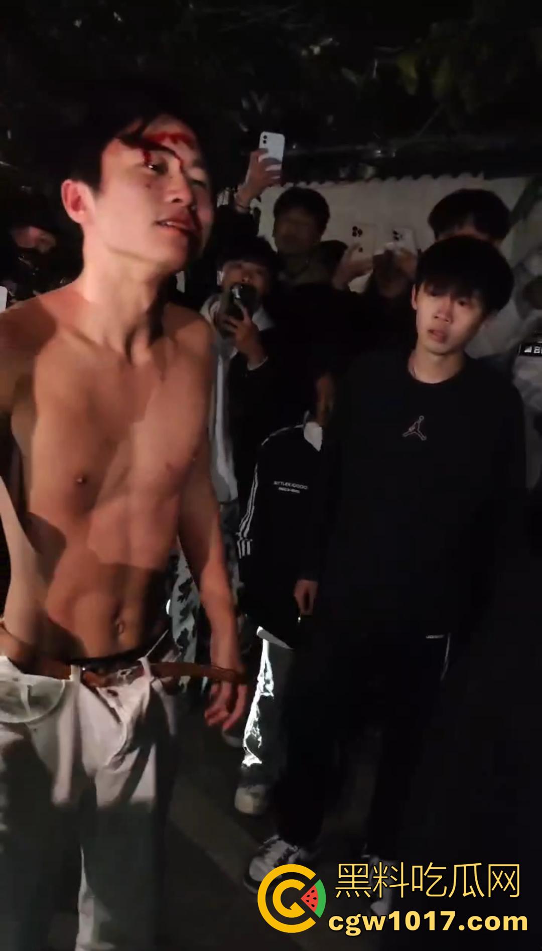 广西桂林C罗事件完整版 精神小伙为爱冲锋 与情敌约群架1v4 只为争夺交配权 现场视频流出!