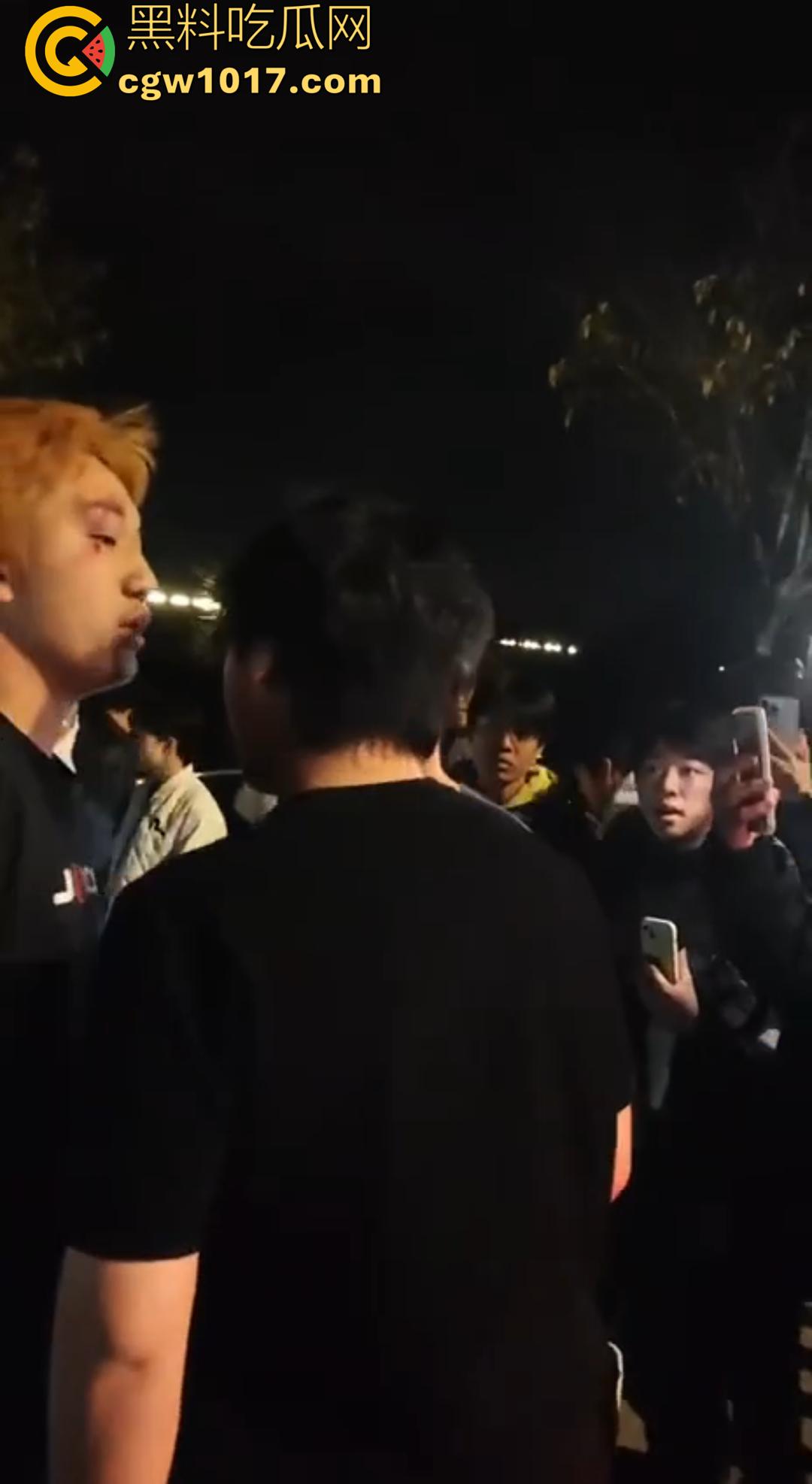 广西桂林C罗事件完整版 精神小伙为爱冲锋 与情敌约群架1v4 只为争夺交配权 现场视频流出!