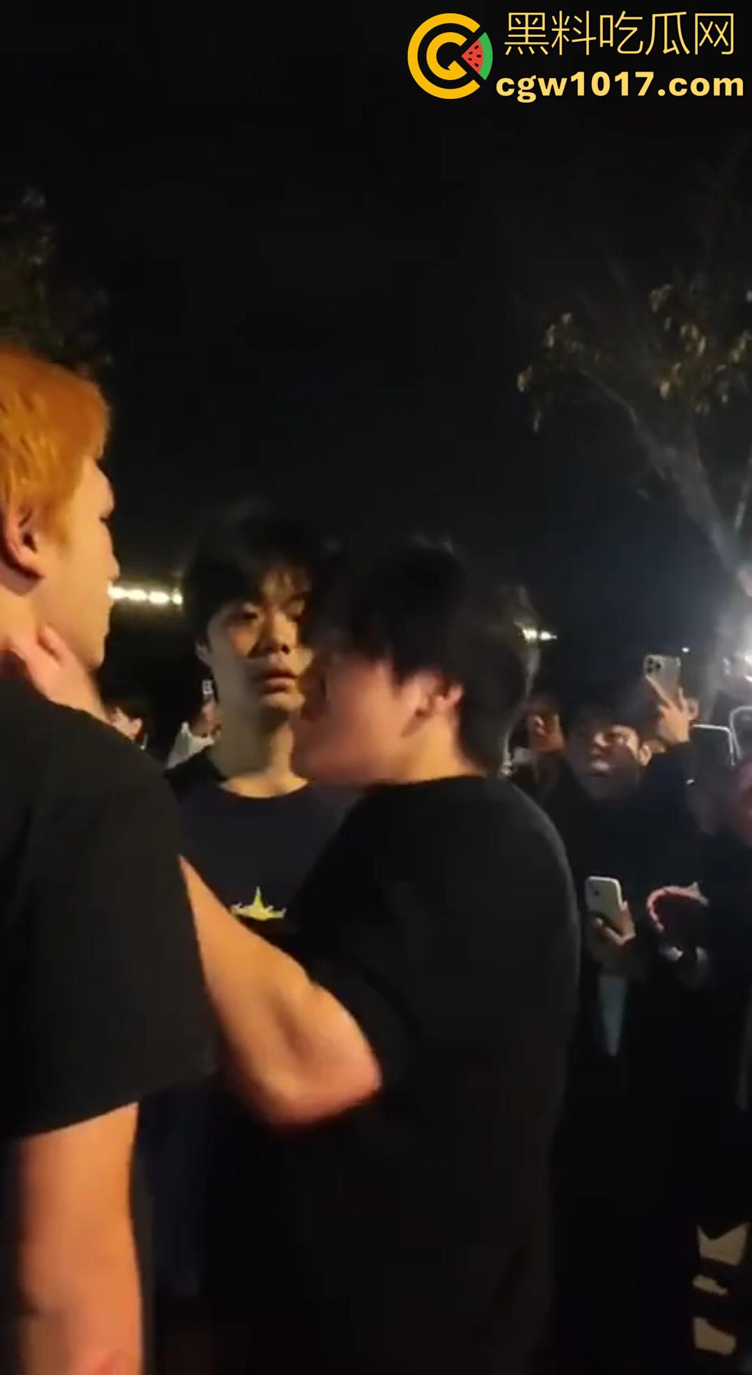 广西桂林C罗事件完整版 精神小伙为爱冲锋 与情敌约群架1v4 只为争夺交配权 现场视频流出!