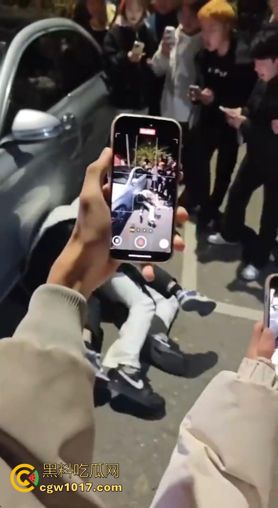 广西桂林C罗事件完整版 精神小伙为爱冲锋 与情敌约群架1v4 只为争夺交配权 现场视频流出!