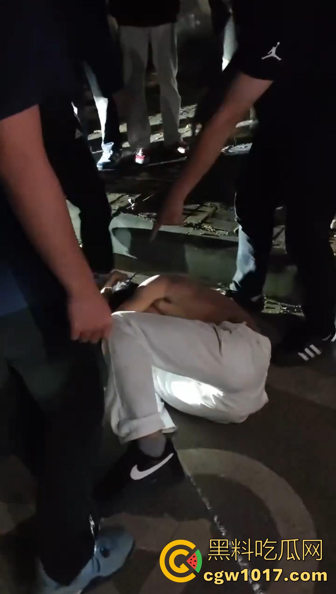 广西桂林C罗事件完整版 精神小伙为爱冲锋 与情敌约群架1v4 只为争夺交配权 现场视频流出!