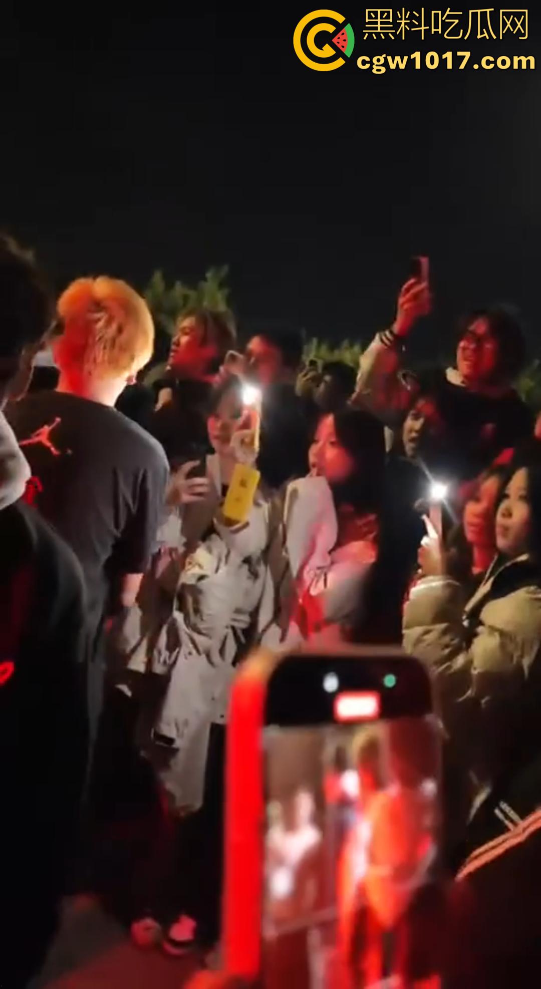 广西桂林C罗事件完整版 精神小伙为爱冲锋 与情敌约群架1v4 只为争夺交配权 现场视频流出!