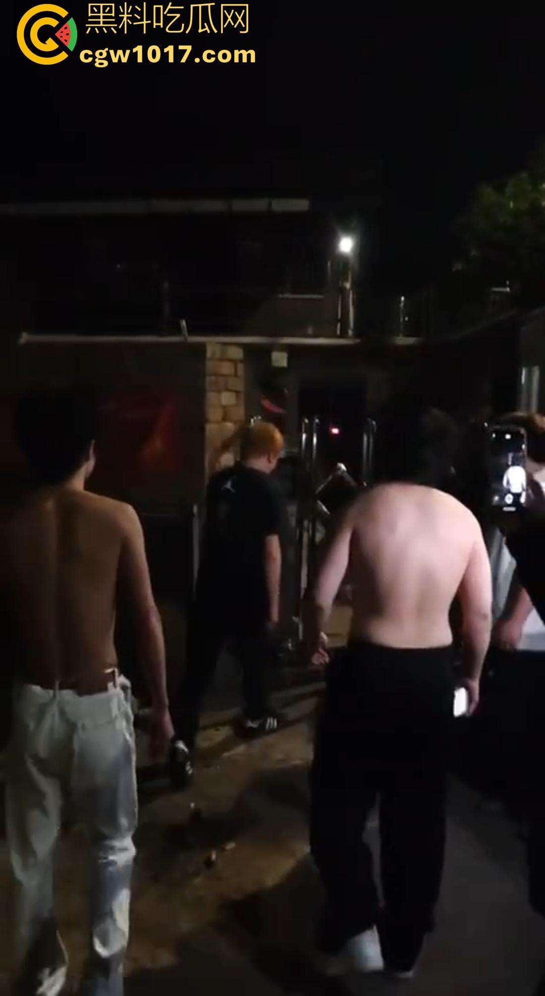 广西桂林C罗事件完整版 精神小伙为爱冲锋 与情敌约群架1v4 只为争夺交配权 现场视频流出!