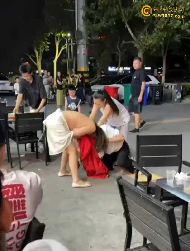 原配小三当街互殴名场面,激烈扭打互相撕扯,衣服扒光露出雪白肉体,彪悍战斗力引得路人围观 !