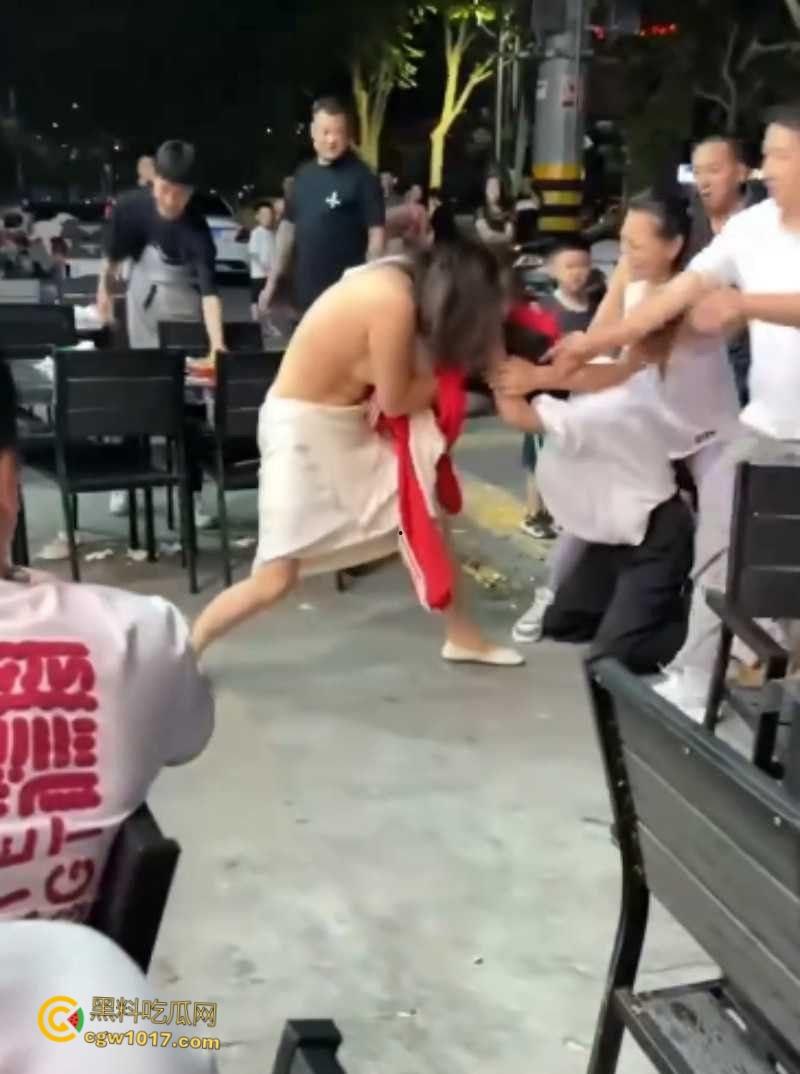 原配小三当街互殴名场面,激烈扭打互相撕扯,衣服扒光露出雪白肉体,彪悍战斗力引得路人围观 !